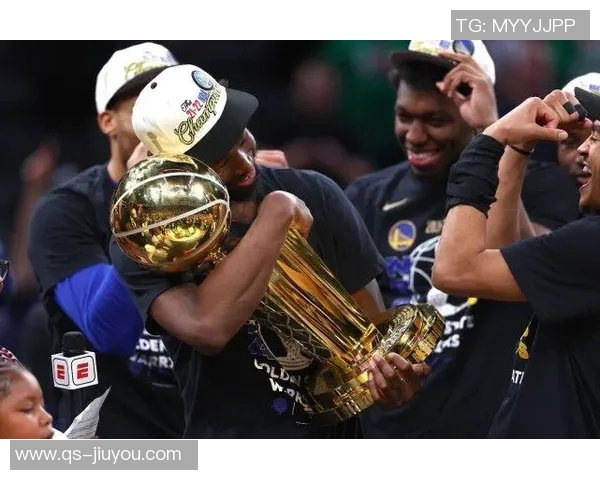 维金斯盛赞鲍威尔为今夏最佳引援称其为顶尖领袖展现非凡实力